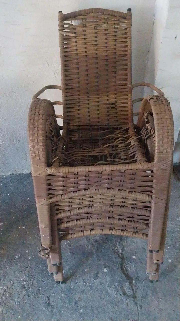 Conjunto mesa e cadeiras vime( precinho em conta para reformar)