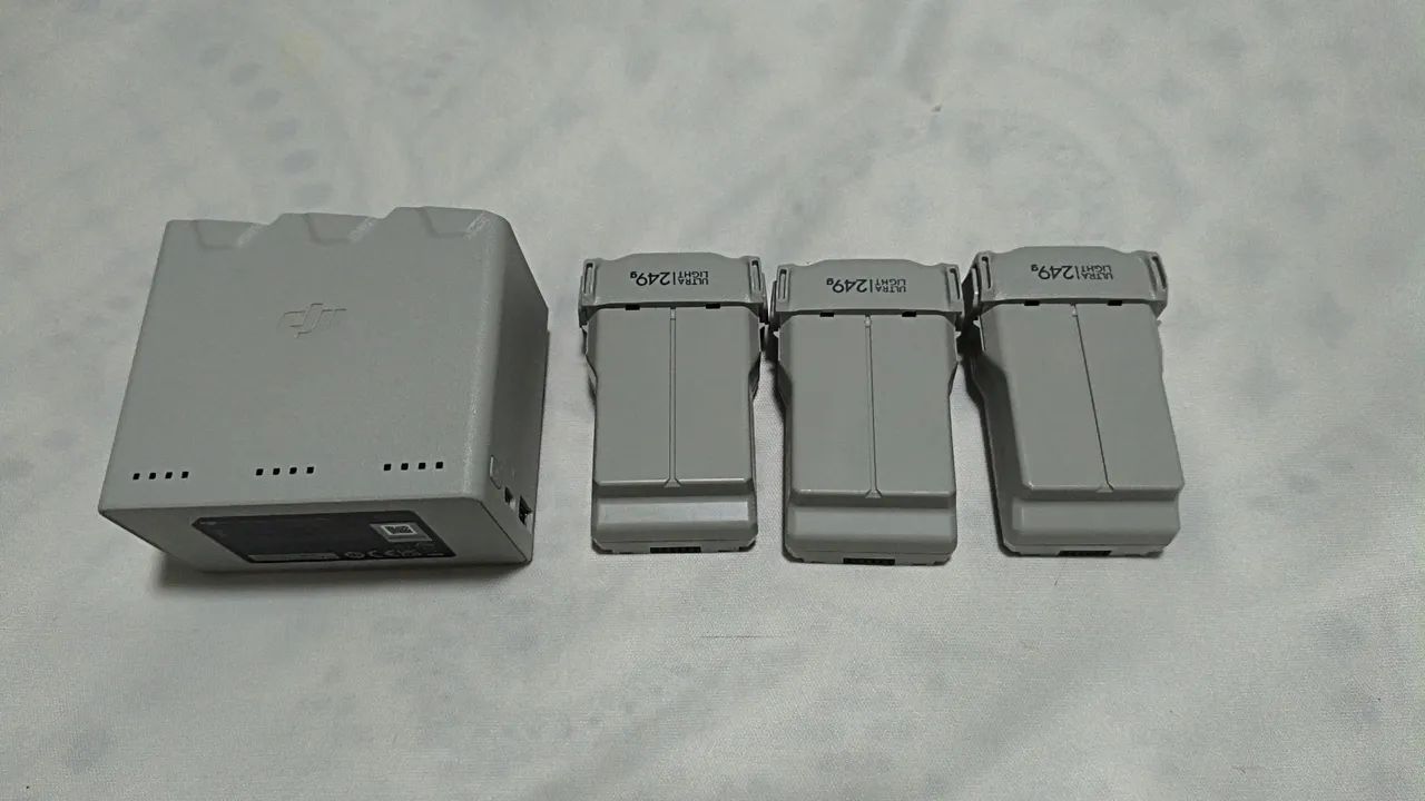 Vendo kit de Hub com baterias e controle drone DJI mini 3 com pouco uso 