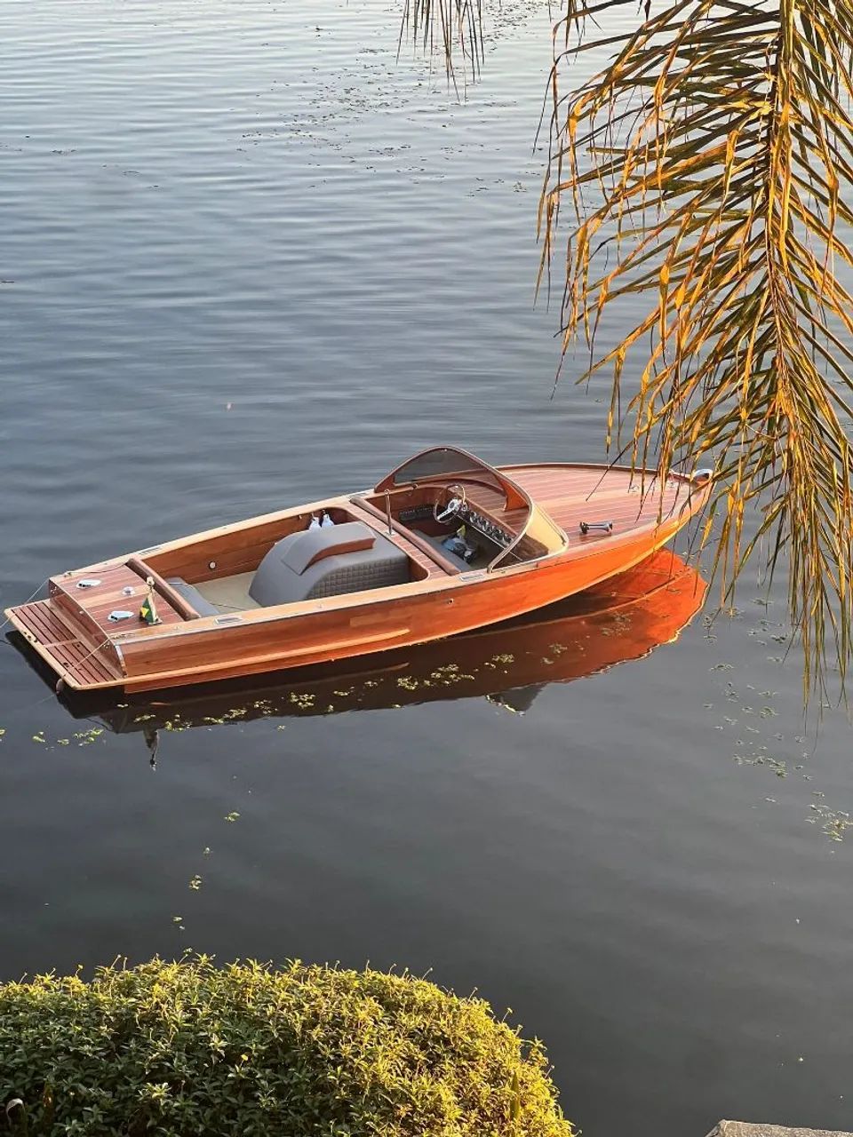 Lancha clássica de madeira Maxboat