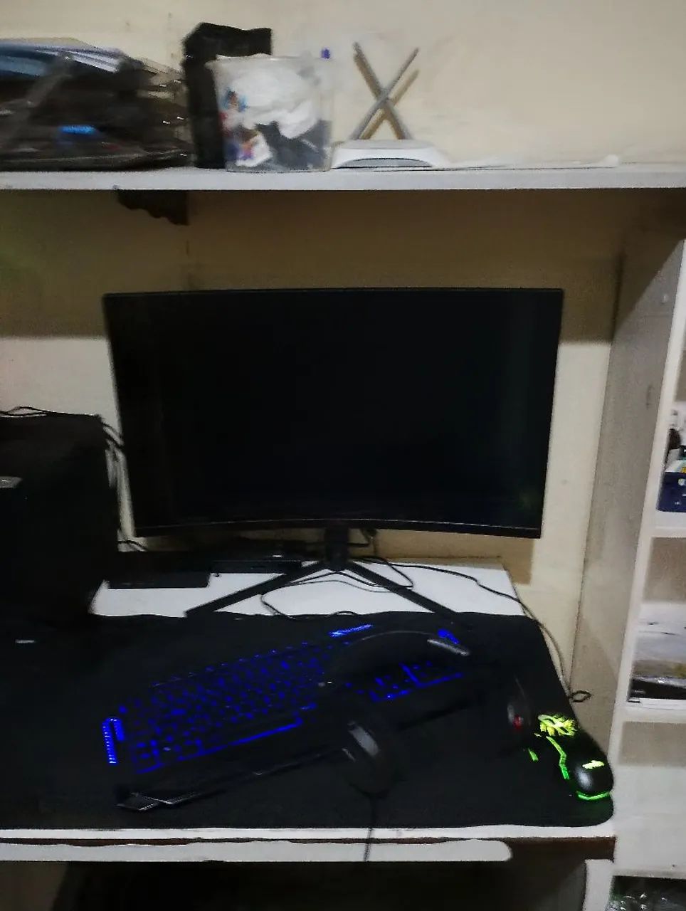 Monitor 27 curvo 244hz com uma lista mas dá pra usar tranquilo...
