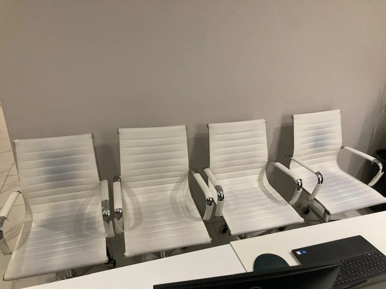 Cadeiras para escritório em ótimo estado. 