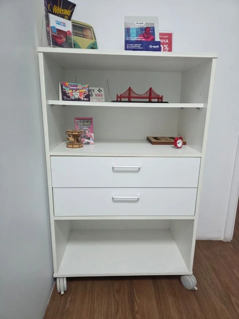 Armario em MDF branco com rodinhas