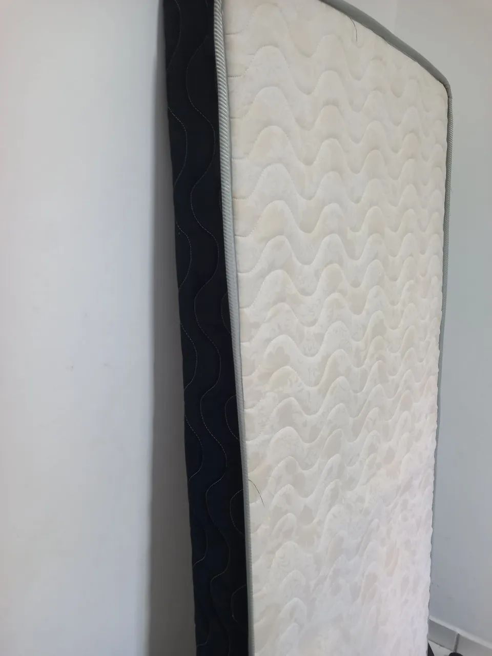 cama auxiliar c/ pés de madeira 