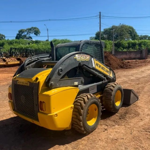 Mini carregadeira L230 ano 2017 - Foto 2