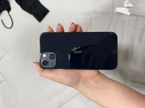 iPhone 13 azul marinho 