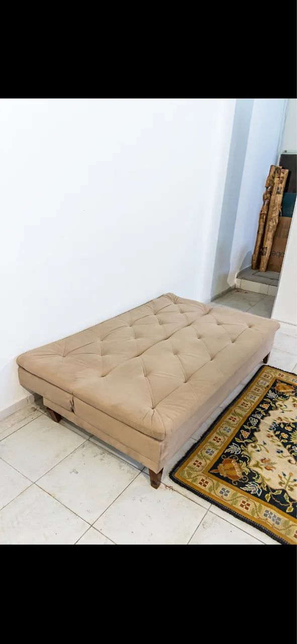 Sofá Cama elegante e confortável em suede bege, com pés de madeira robustos e espuma D33 - Foto 5