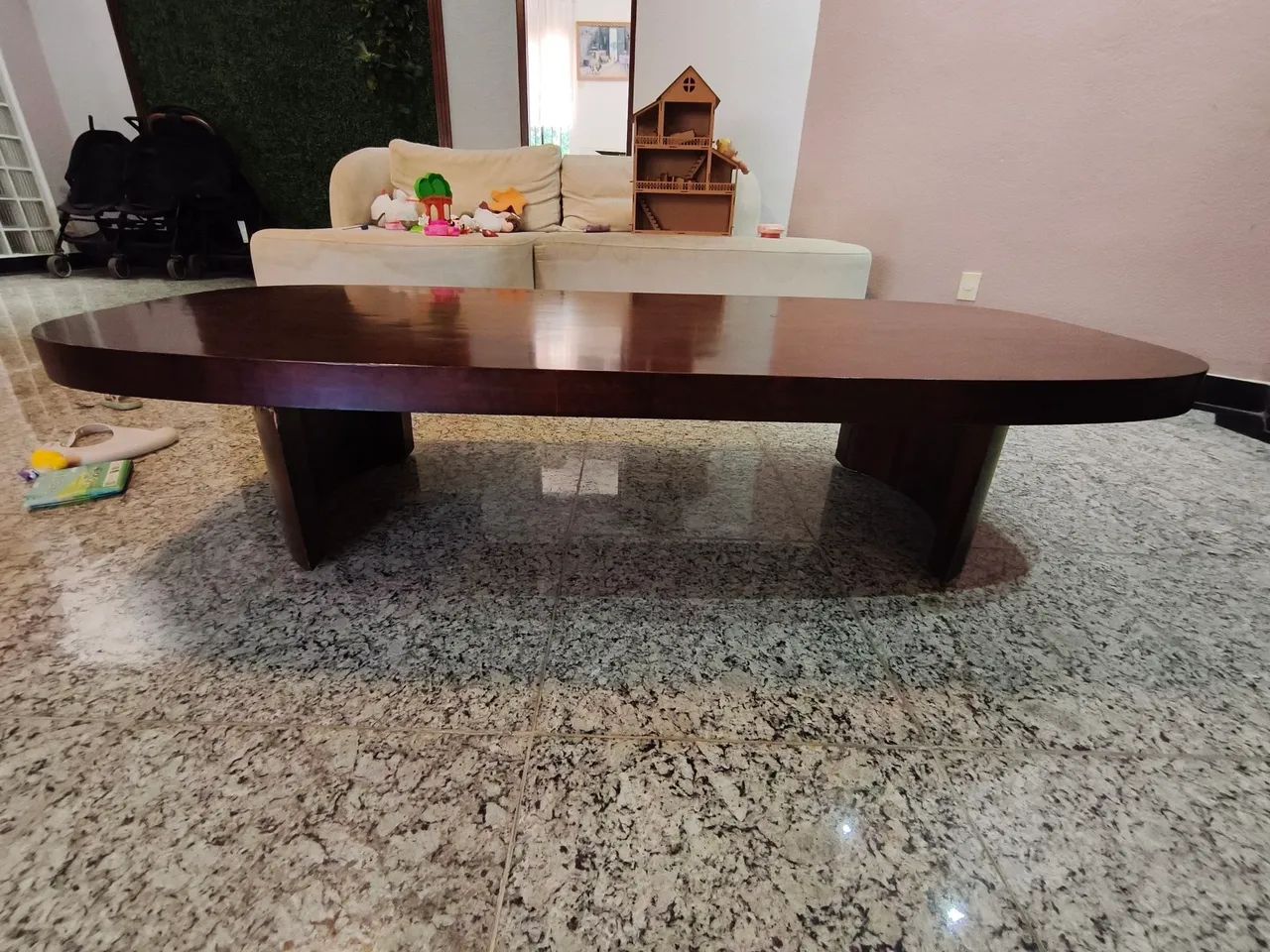 Mesa de centro amadeirada com cantos arredondados