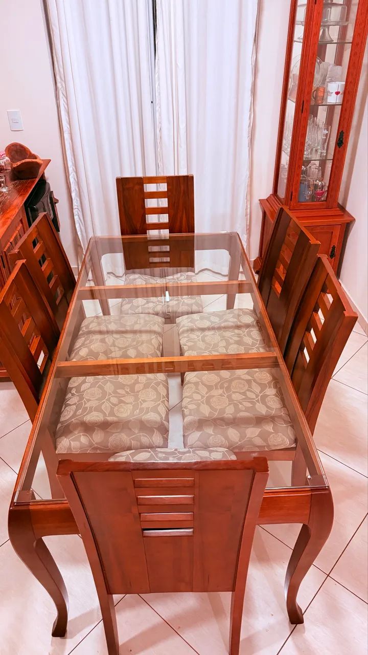 Mesa de jantar com 6 cadeiras 