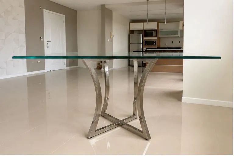 MESA DE JANTAR - TAMPO DE VIDRO E BASE EM AÇO INOX