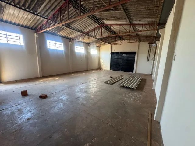 Alugo casa com galpão comercial, no bairro Centenário - Foto 4