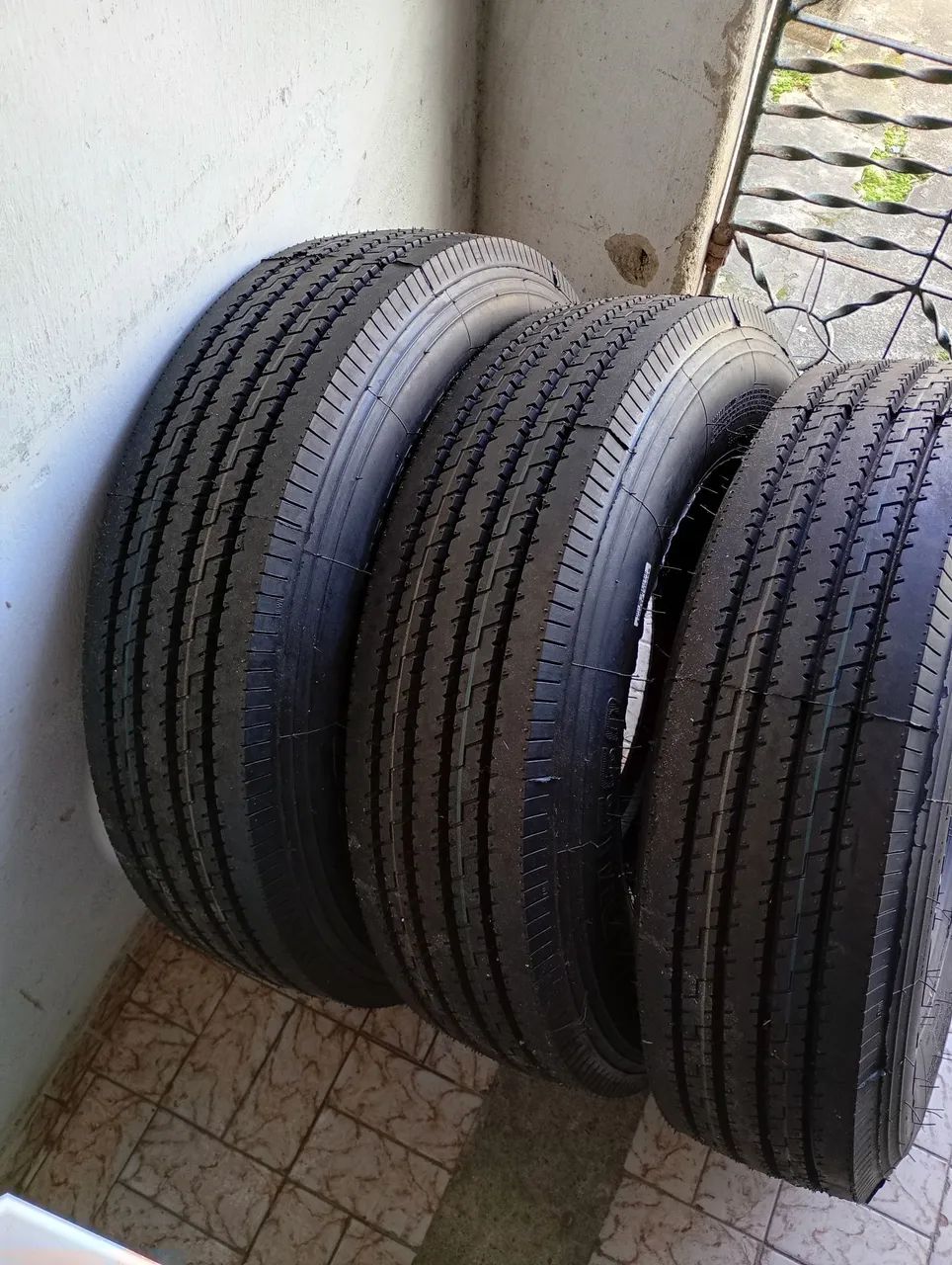 PNEUS DE CAMINHÃO MERCEDINHA E VOLKSWAGEN NOVOS ARO 17.5  - Foto 4