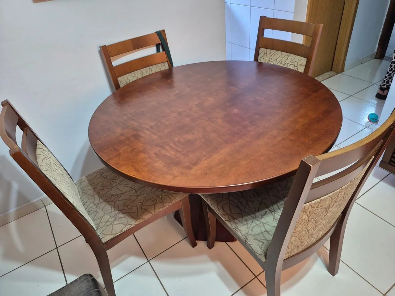 Mesa de madeira com quatro cadeiras 