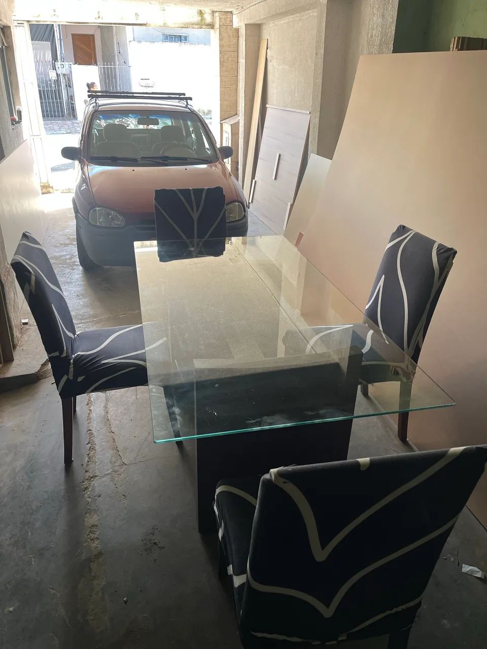 Mesa de vidro com cadeiras 
