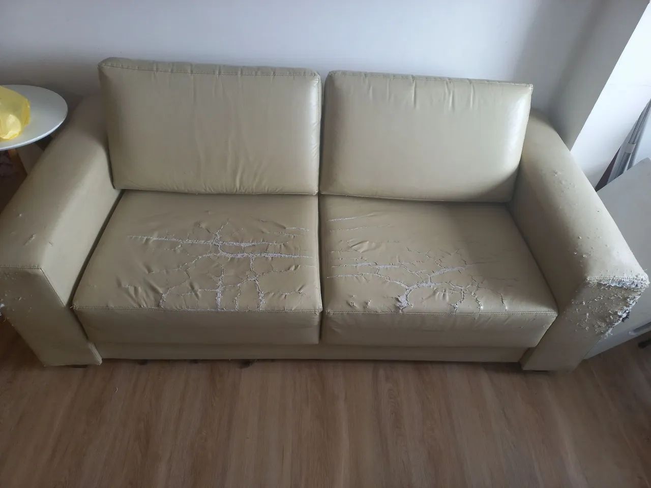 Vendo sofá para se restaurado.