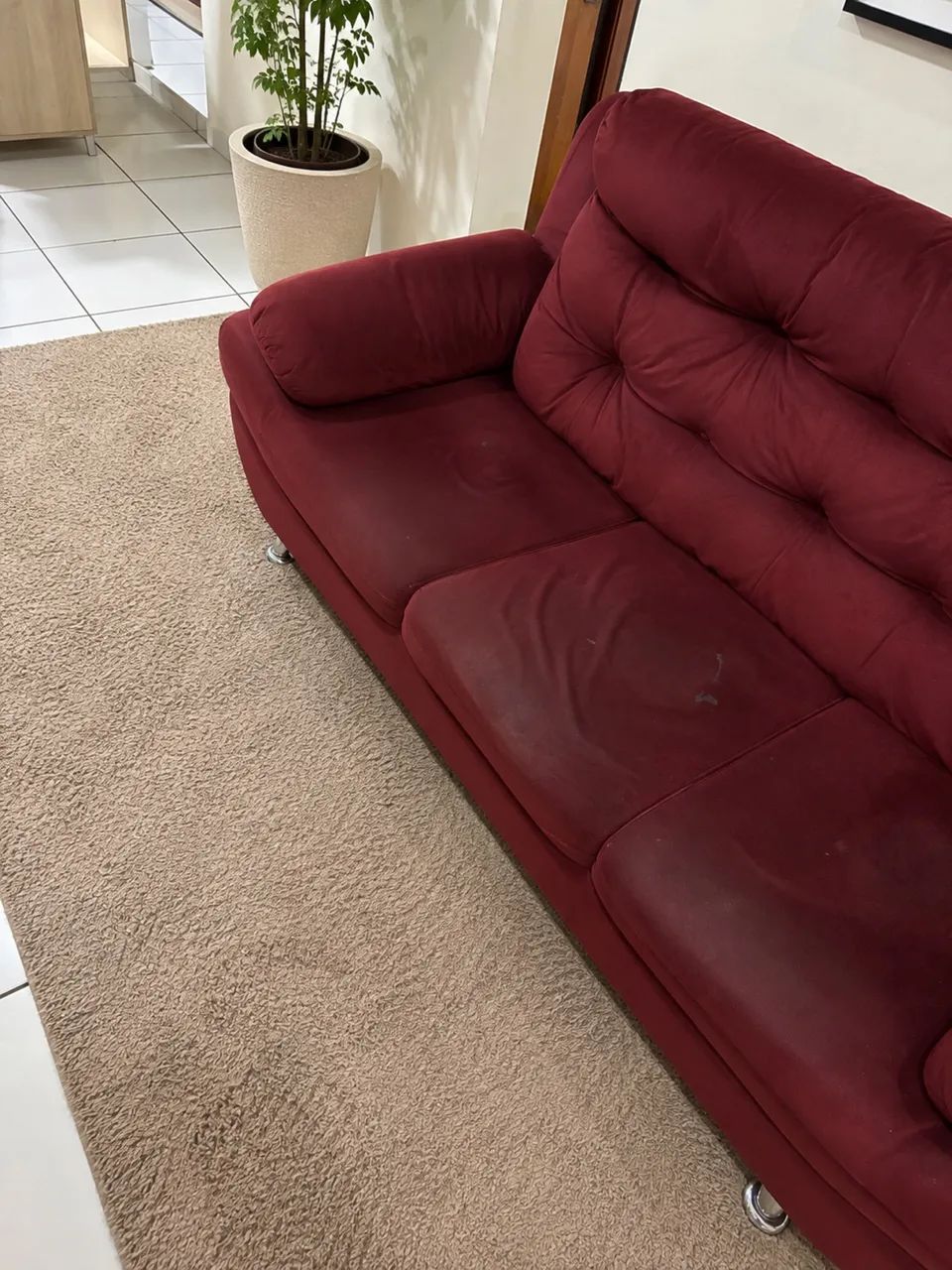 Sofá 3 Lugares em Suede Bordô - Confortável e Bem Conservado - Foto 2