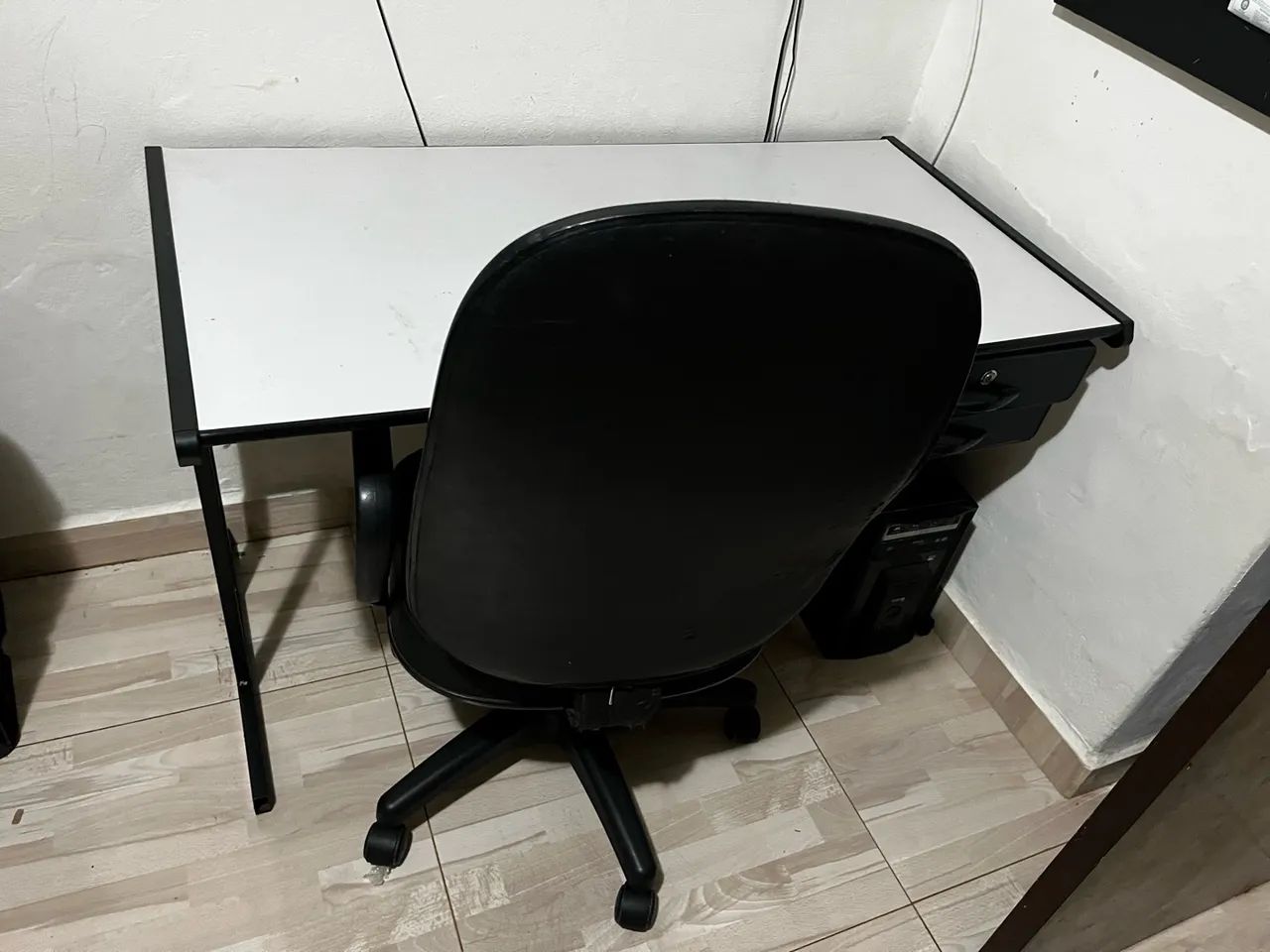 Mesa e cadeira 