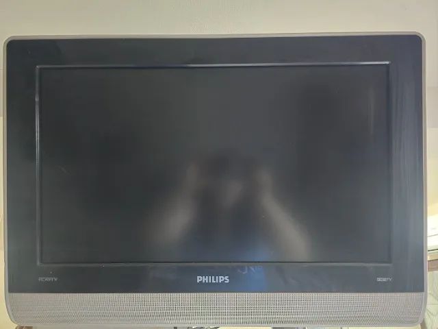 Televisão Phillips 25 polegadas de instalação em parede. Ano de fabricação 2004.