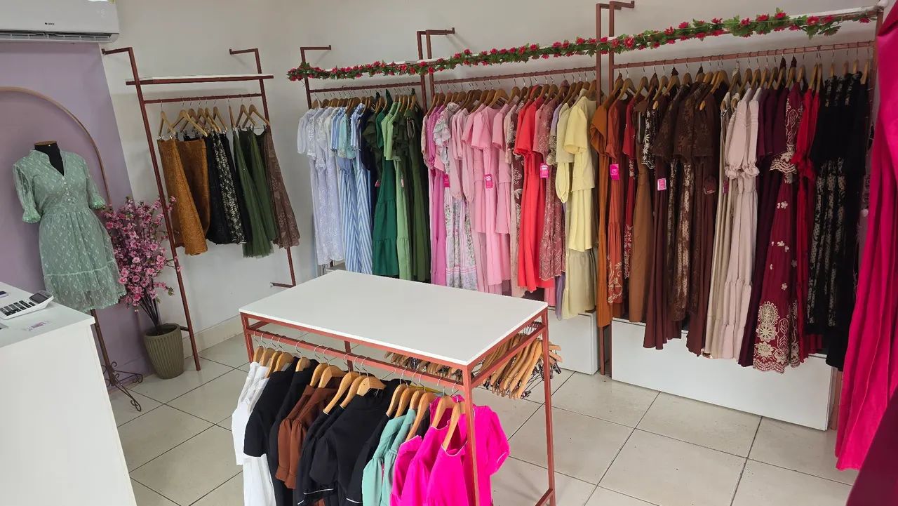 Vendo acessórios  de loja de roupas completos