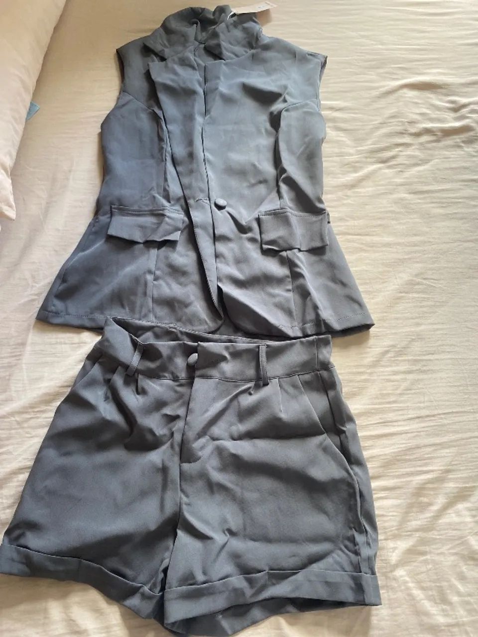 Conjunto short e blazer sem manga .