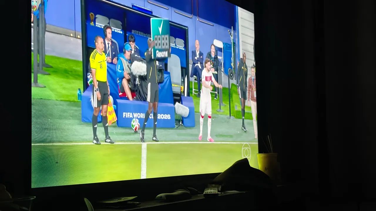 URGENTE tv 58 polegadas com pequena mancha porém não interfere em nada  - Foto 2