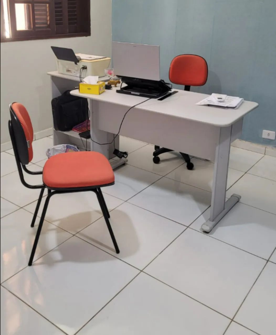 Mesa escritório com cadeiras