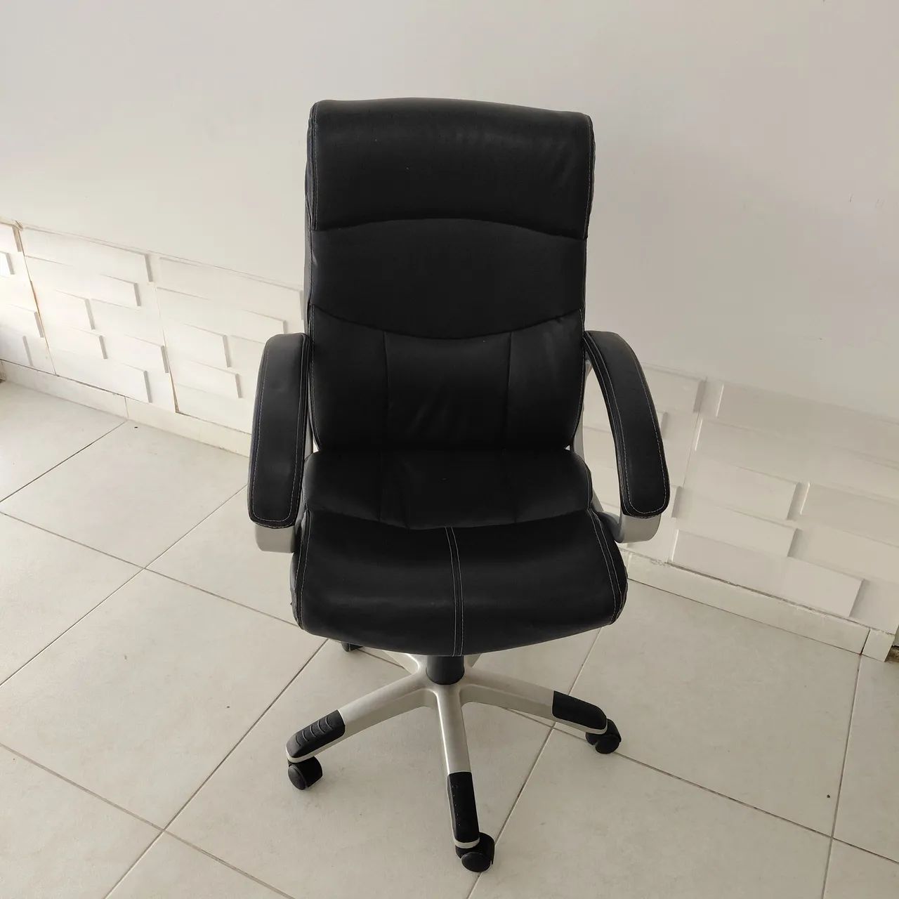 Cadeira escritório semi-nova