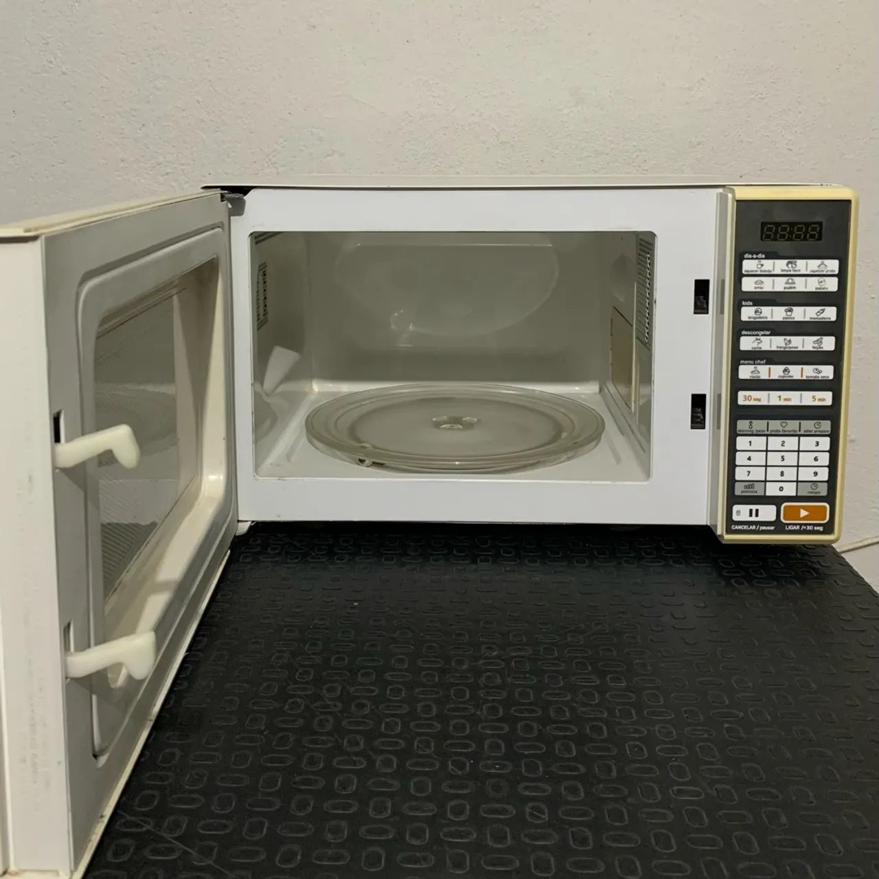 Microondas Midea 20L - SEMINOVO - Foto 2
