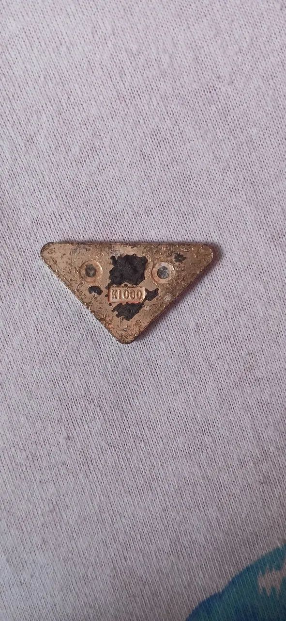 ? : "Placa Logotipo Prada Triangular Original - Para Restauração / Upcycling". - Foto 2