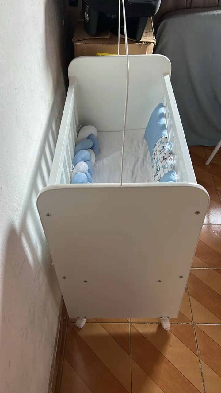 Berço de bebê branco com rodinhas e kit berço - Foto 4