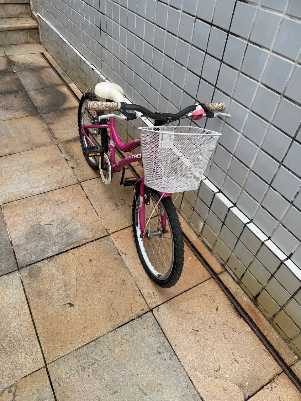 Bicicleta infantil feminina semi nova - Foto 2