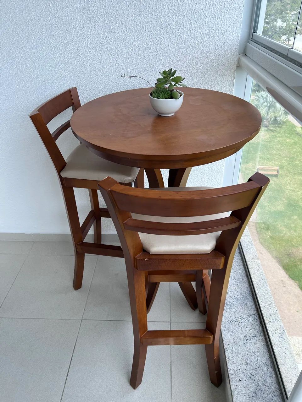 Mesa Bistrô com duas banquetas - Madeira maciça  - Foto 4