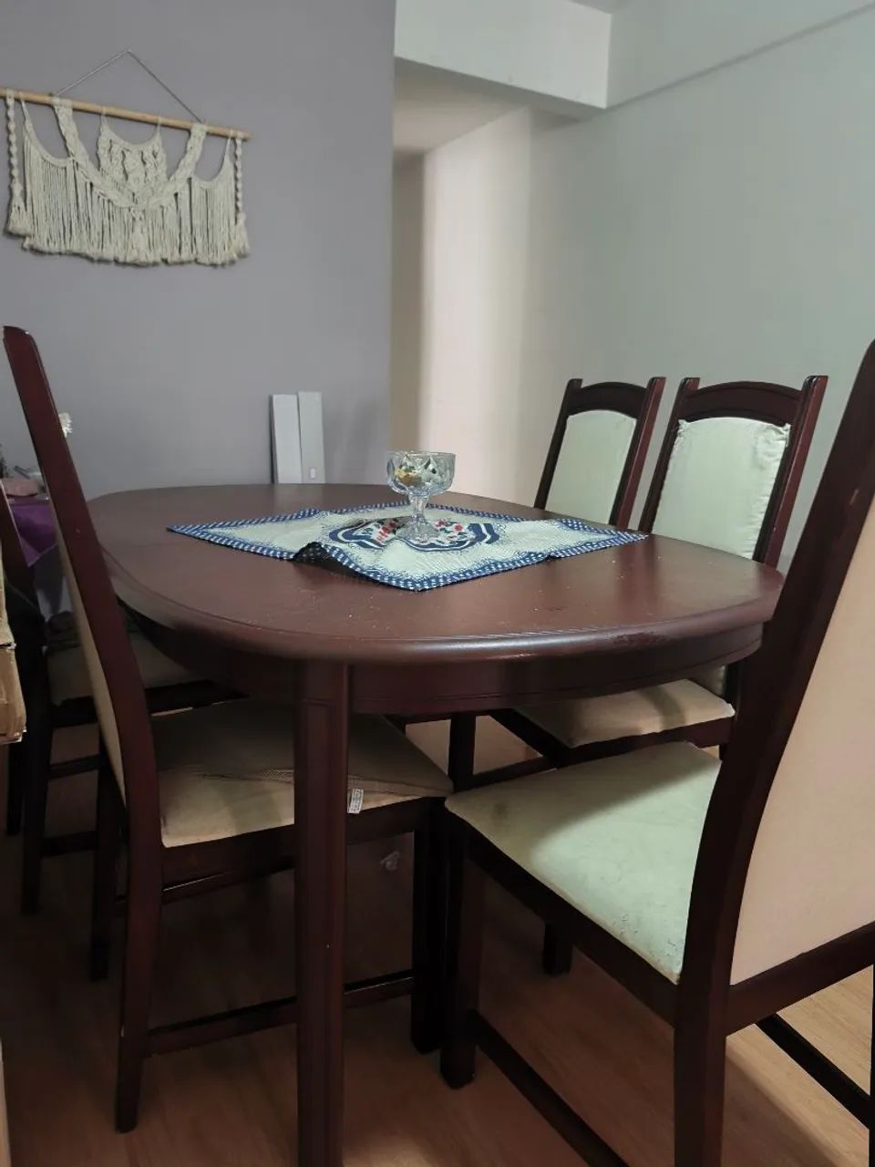 CONJUNTO DE MESA DE MADEIRA COM 6 CADEIRAS  - Foto 3