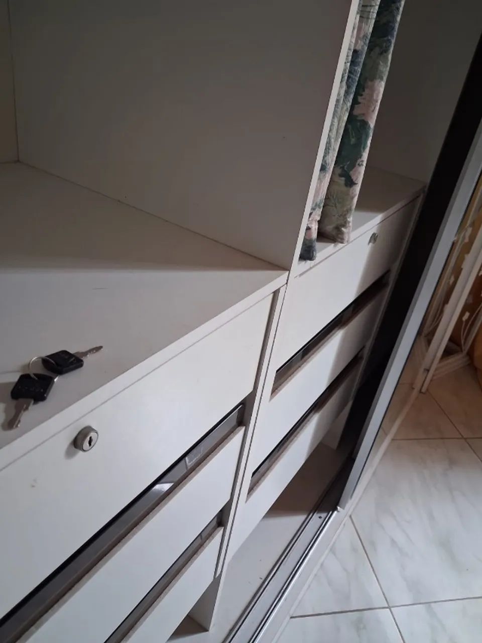 Guardaroupa funcional e em bom estado