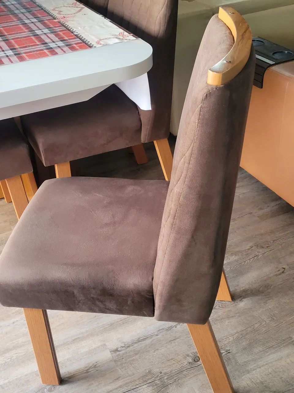 Sofá de couro legítimo e mesa nova com 6 cadeiras 439340735681669124