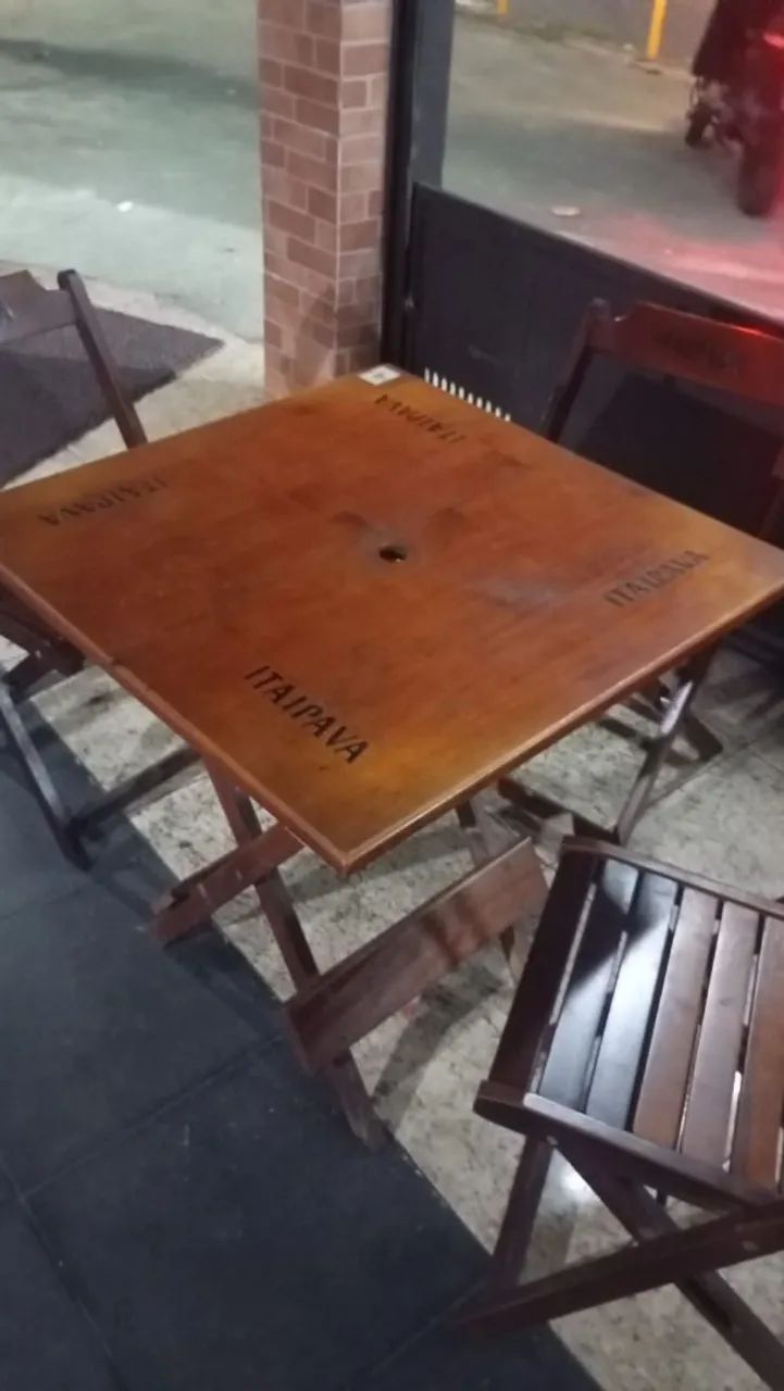 Mesas de madeira para bar com cadeiras. - Foto 3