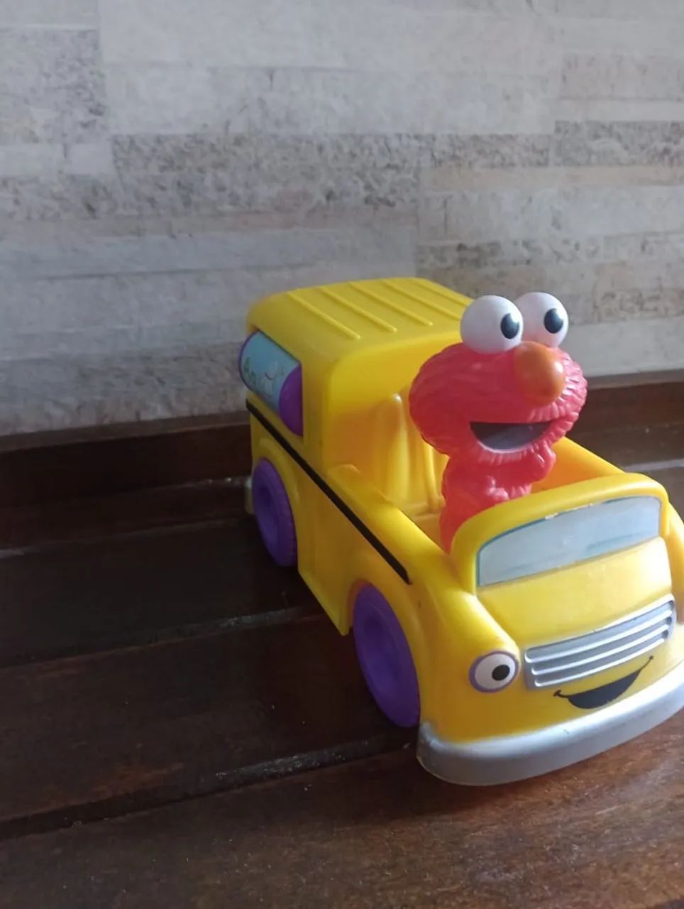 Ônibus com boneco elmo vila Sesamo