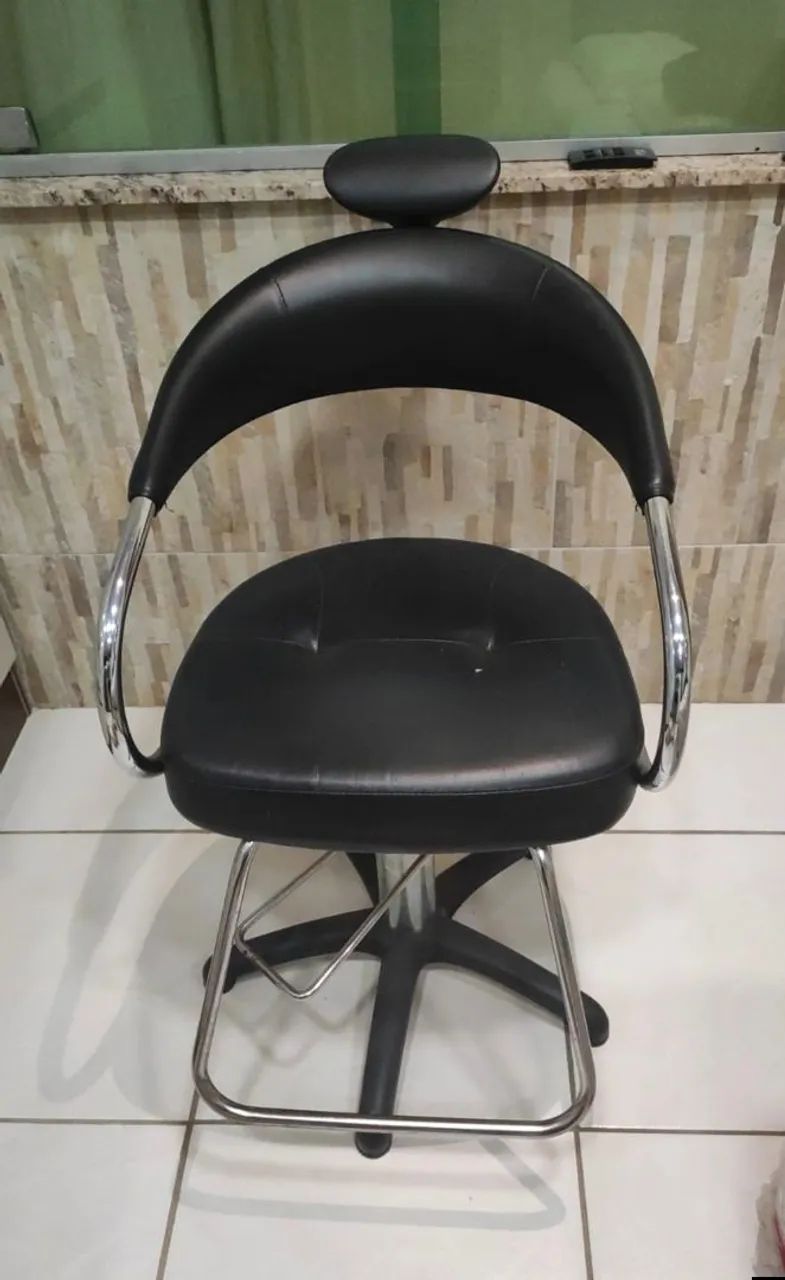 CADEIRA PARA CABELEIREIRO SEMI NOVA.