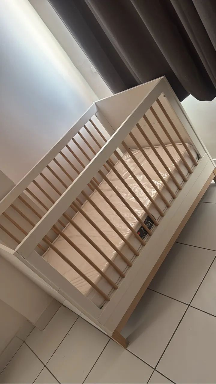 Berço que vem com colchão impermeável 