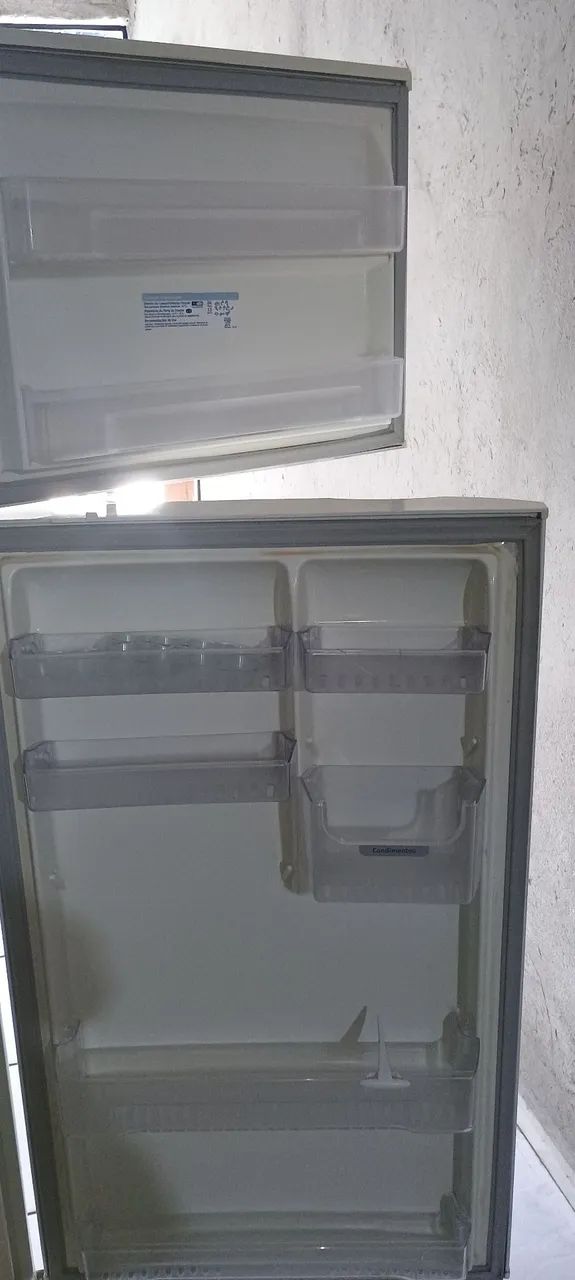 Geladeira com problema ler descrição  - Foto 4