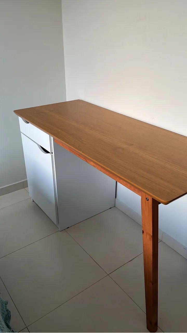 Escrivaninha em madeira e mdf
