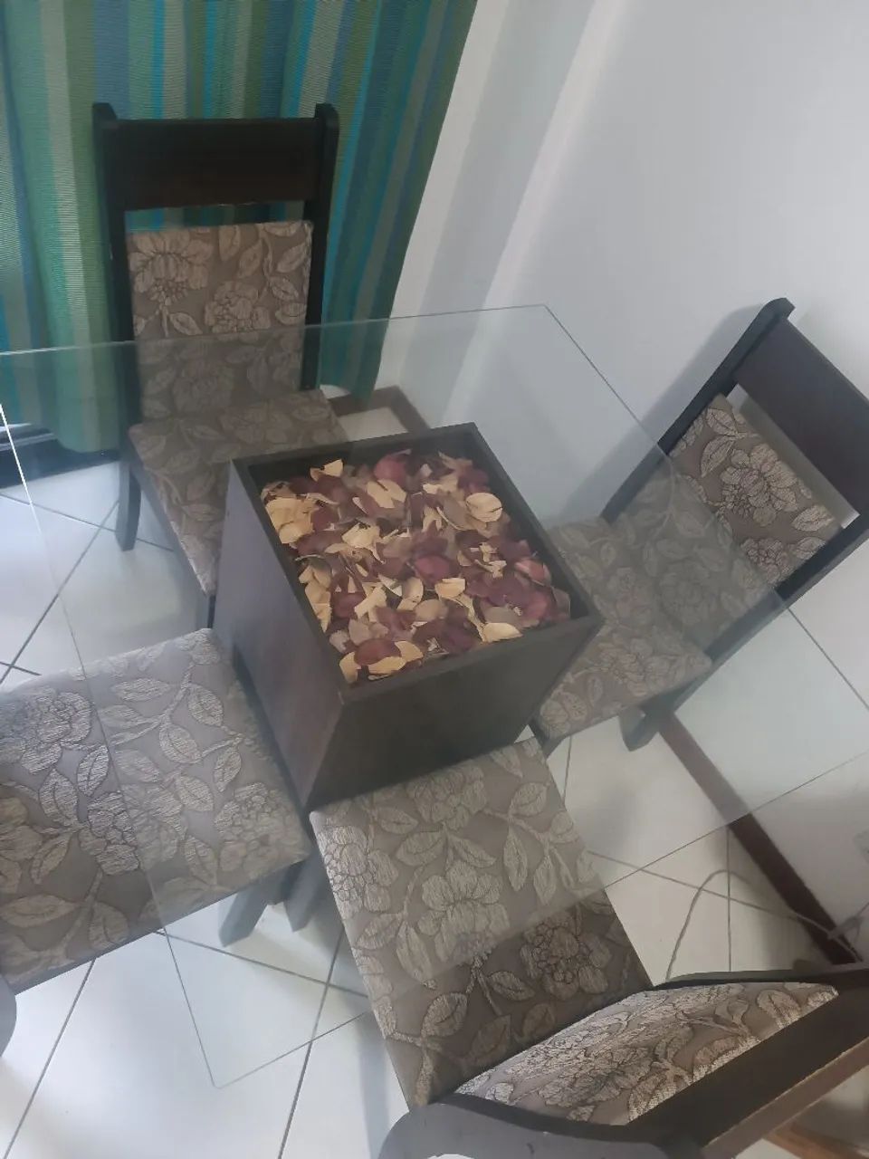 Jogo de mesa com 4 cadeiras sala - Foto 2