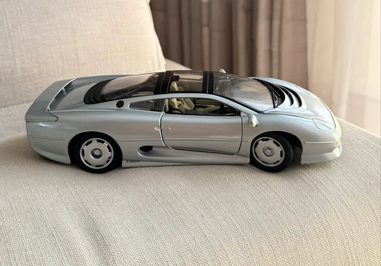 Miniatura Jaguar XJ220 escala 1:18 Maisto - Antiguidades - Centro