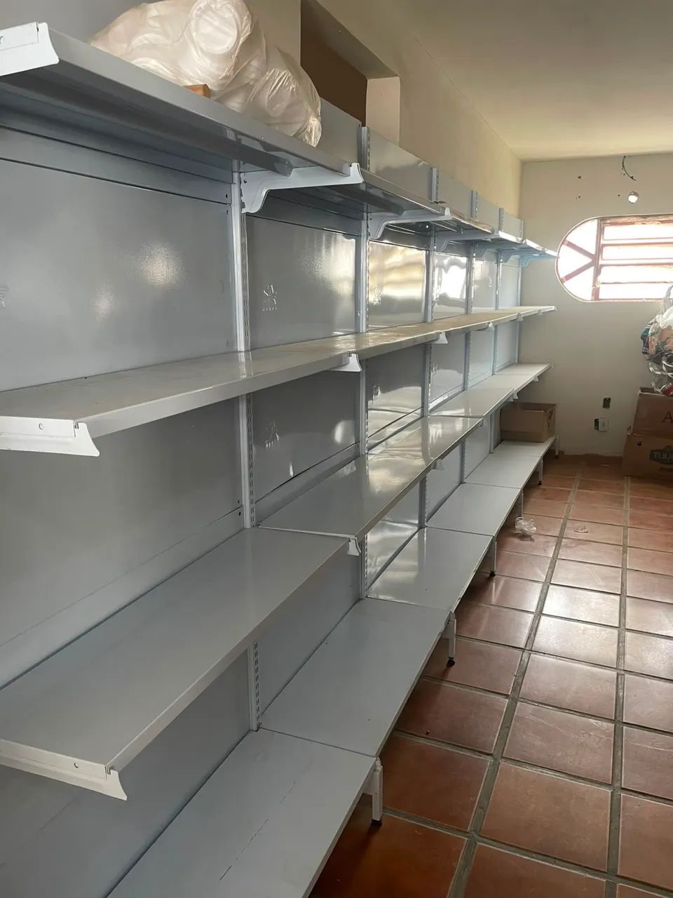 Estantes com 6 bandeiras cada - Foto 3