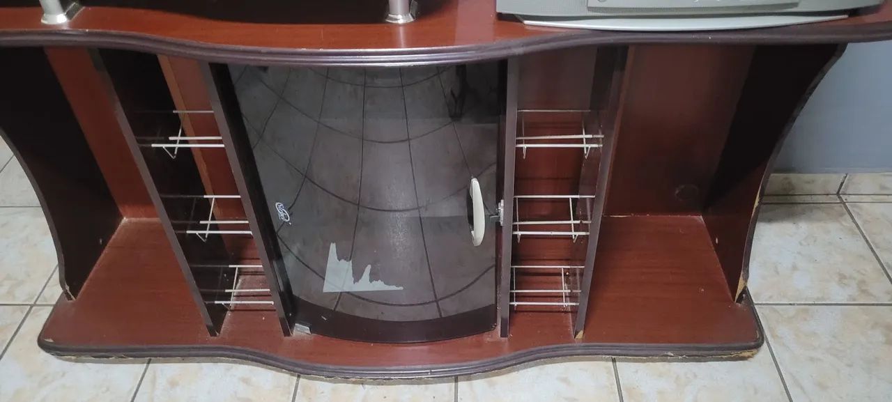 Cômoda espaçosa e com suporte para televisão - Foto 4