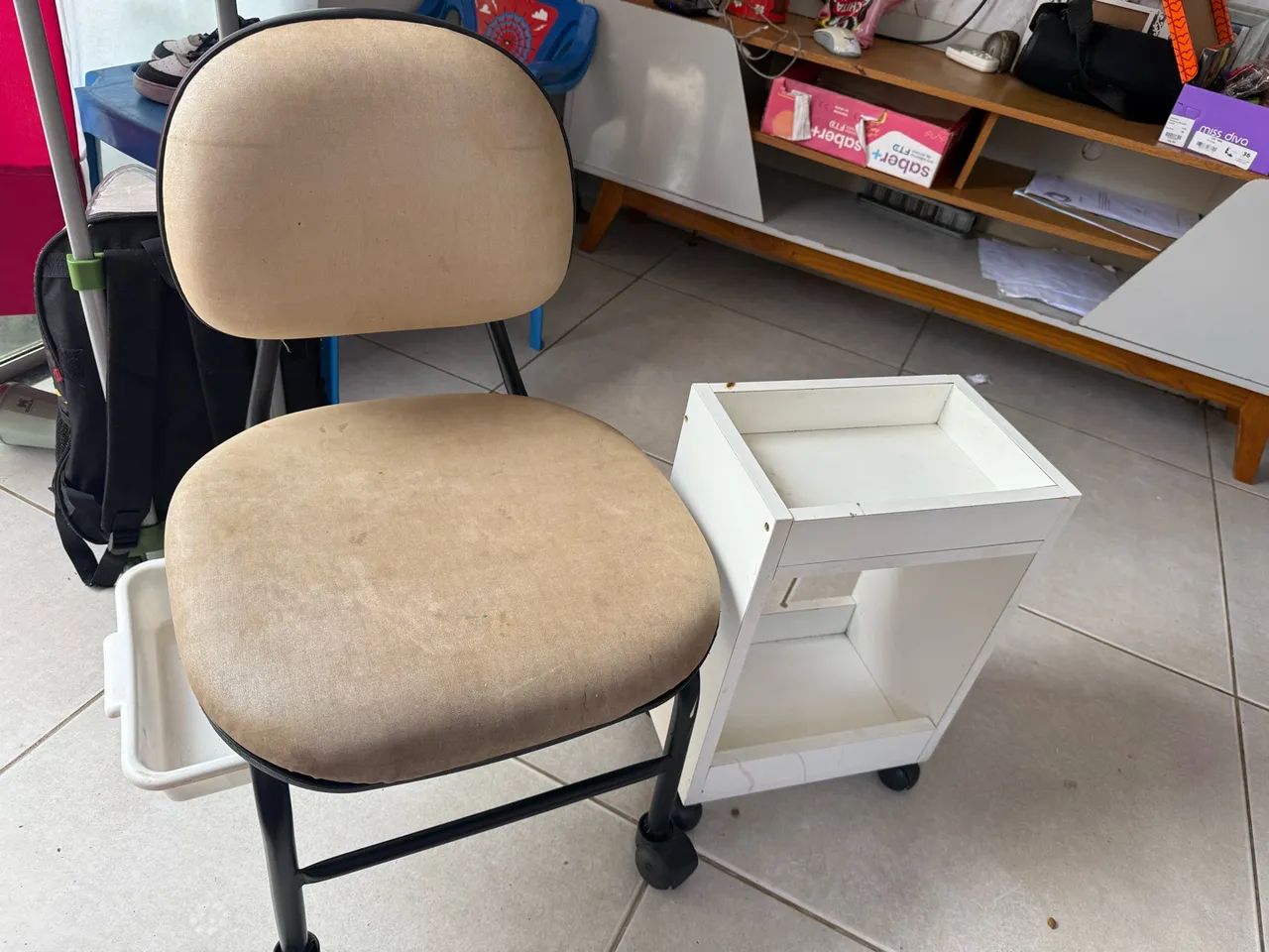 Cadeira de manicure + carrinho auxiliar  - Foto 2