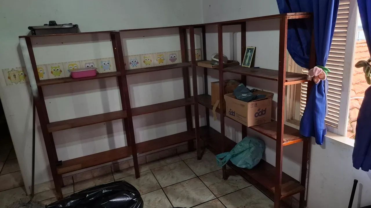 2 Prateleiras de madeira maciça 