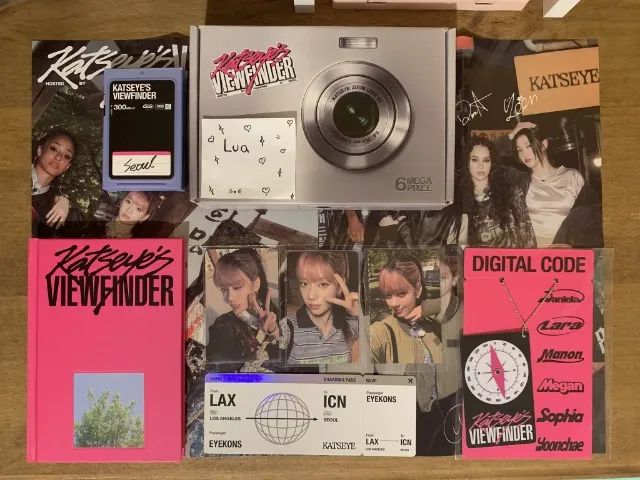 LEIA A DESCRIÇÃO - Viewfinder Katseye com photocards Megan 