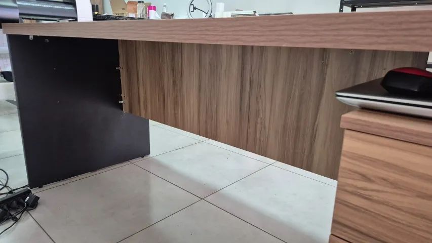 Mesa de computador escrivaninha com gaveteiro e nicho - Foto 3