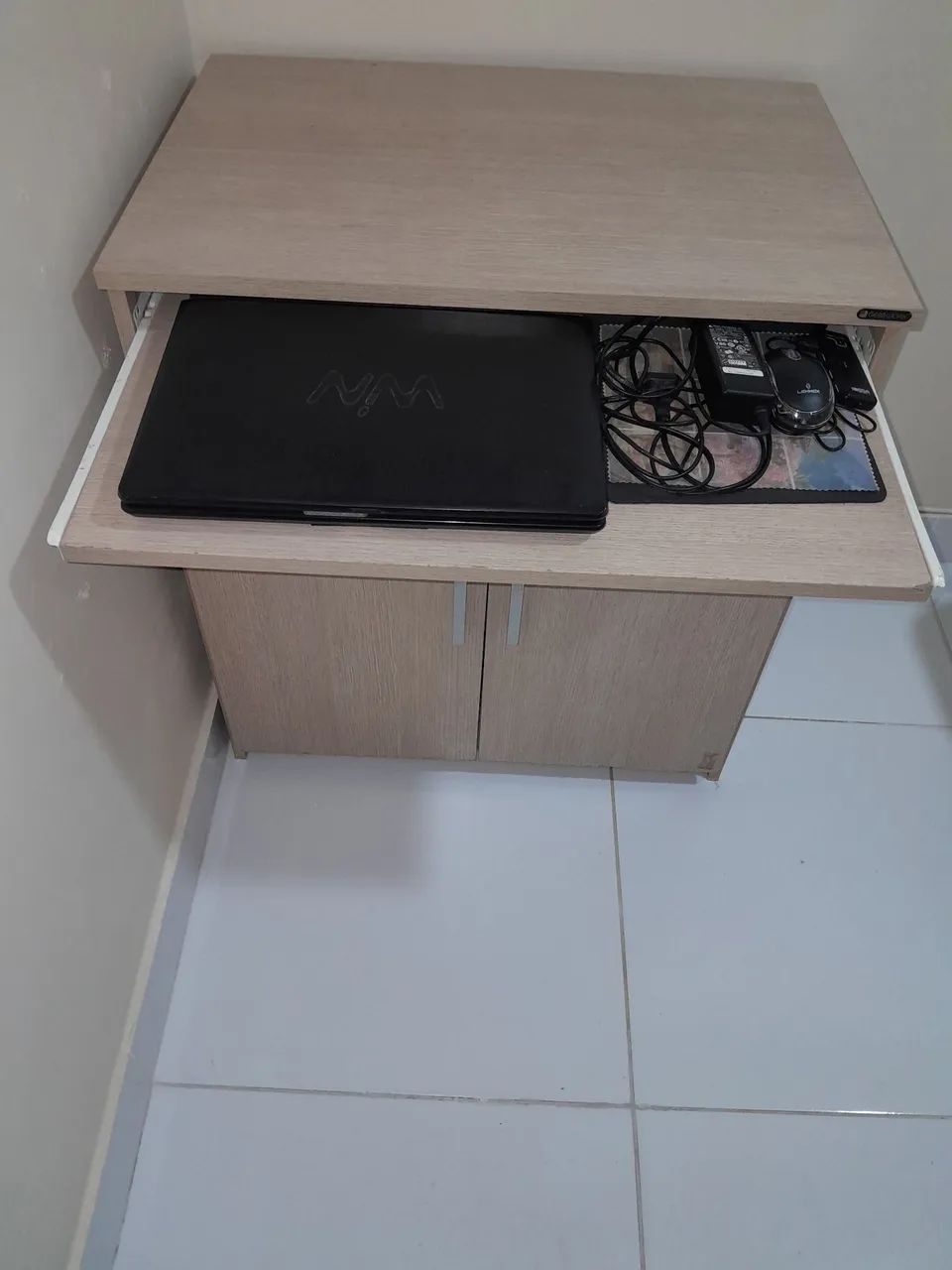 Escrivaninha com gaveta e suporte embutido para teclado, duas prateleira. - Foto 3