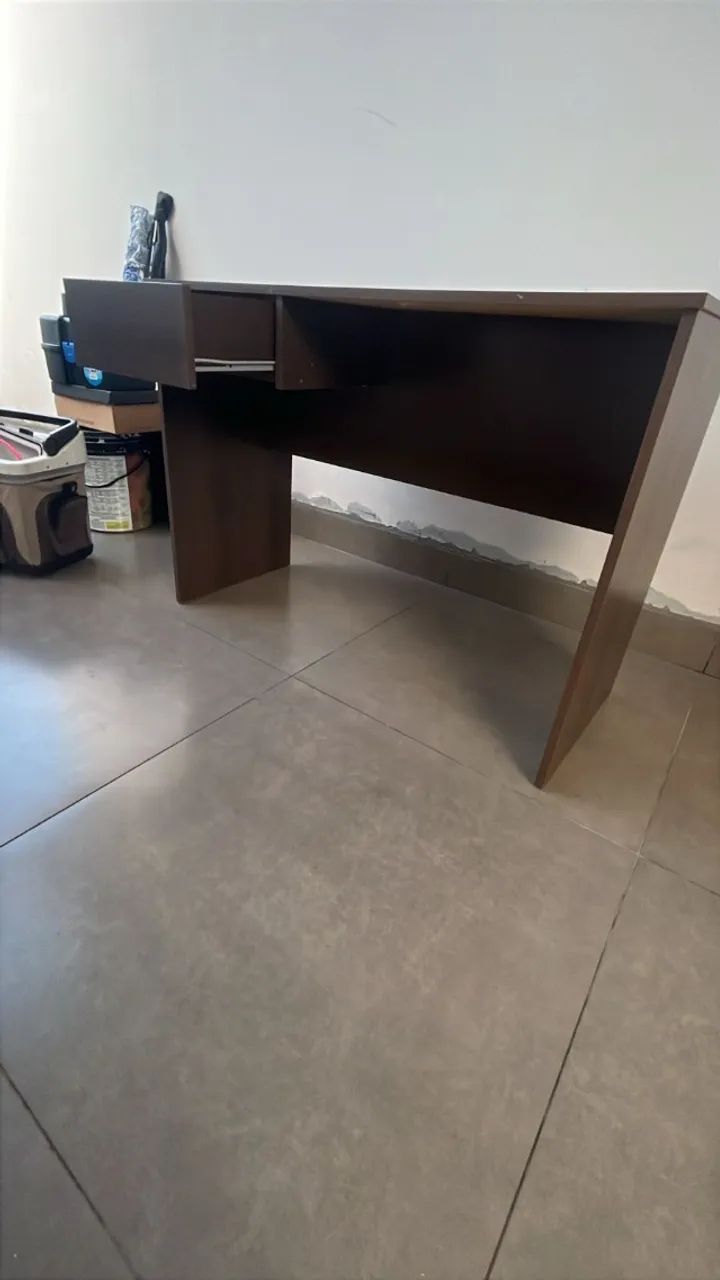 Mesa com gaveta - semi novo - Pc Notebook Móveis de escritório - Foto 2